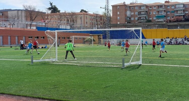 grupo de personas jugando al fútbol en la Semana del Deporte