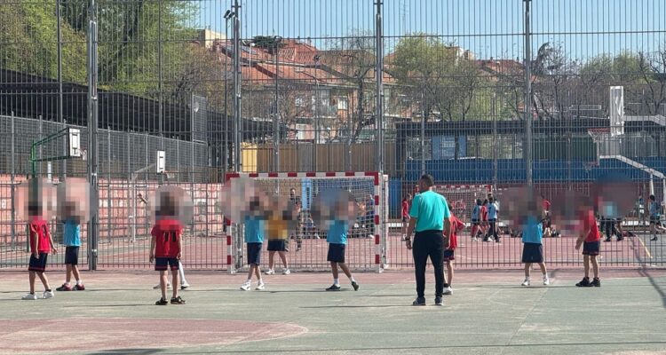 grupo de personas jugando al fútbol en la Semana del Deporte