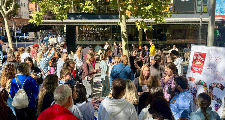 grupo de personas en la acto de sensibilización en el marco del Día Internacional contra la Explotación Sexual y Trata de Personas