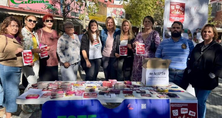 grupo de personas en la acto de sensibilización en el marco del Día Internacional contra la Explotación Sexual y Trata de Personas