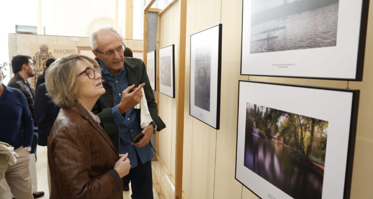 Rivera de la Cruz inaugura la exposición de las fotografías finalistas del certamen ‘Fui sobre agua edificada…’