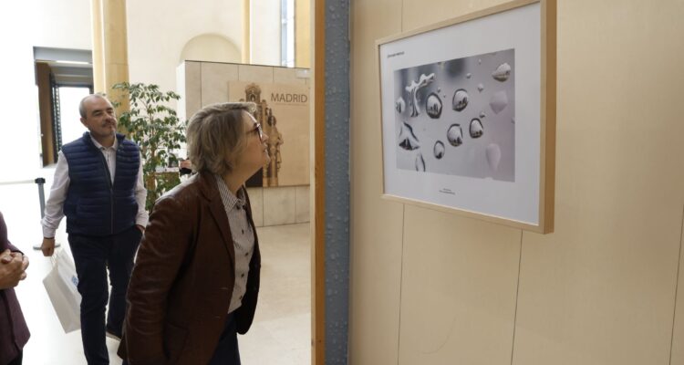 Rivera de la Cruz observa la fotografía ganadora, 'Día de lluvia' de Silvia Llorente