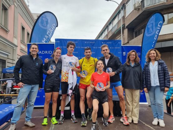Paula Gómez-Angulo entrega los trofeos de la XVII Carrera Popular de Tetuán