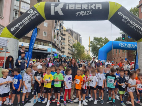 Gómez-Angulo da la salida a la carrera infantil