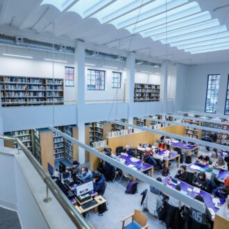 Imagen del interior de una biblioteca municipal de Madrid
