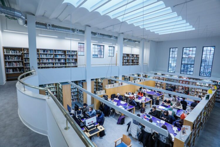 Imagen del interior de una biblioteca municipal de Madrid