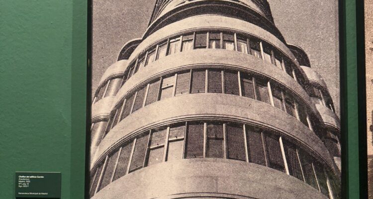Imagen del edificio Carrión expuesta en Art Decó. Madrid, 1925.