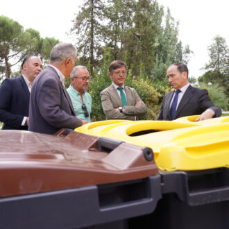 El delegado de Urbanismo, Medio Ambiente y Movilidad, Borja Carabante, acompañado por el concejal delegado de Limpieza y Zonas Verdes, José Antonio Martínez Páramo, y el concejal presidente del Moratalaz, Nacho Pezuela