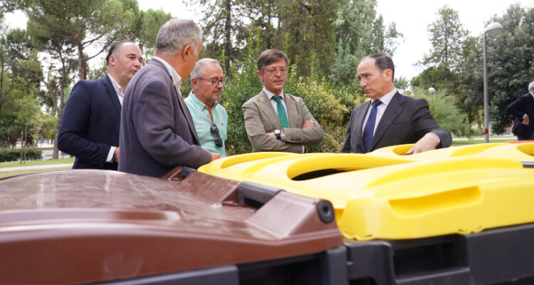 El delegado de Urbanismo, Medio Ambiente y Movilidad, Borja Carabante, acompañado por el concejal delegado de Limpieza y Zonas Verdes, José Antonio Martínez Páramo, y el concejal presidente del Moratalaz, Nacho Pezuela