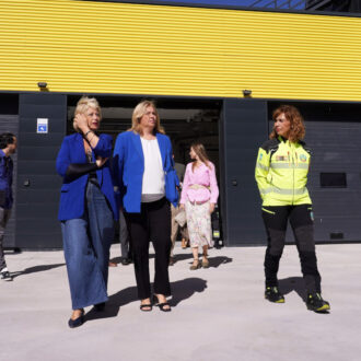 La vicealcaldesa de Madrid y delegada de Seguridad y Emergencias, Inma Sanz, acompañada de la delegada de Obras y Equipamientos, Paloma García Romero, durante su visita a la nueva base de SAMUR-Protección Civil y el nuevo centro de Madrid Salud en Moratalaz