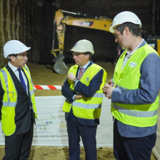 El alcalde de Madrid, José Luis Martínez-Almeida, el delegado de Urbanismo, Medio Ambiente y Movilidad, Borja Carabante, y el concejal de Latina, Alberto González, durante su visita las obras del Paseo Verde del Suroeste