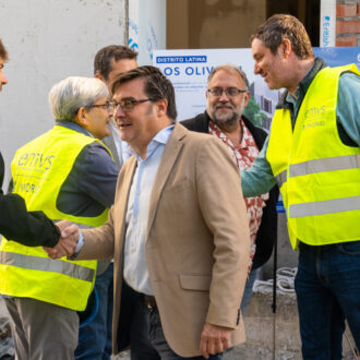 El delegado de Políticas de Vivienda y presidente de EMVS Madrid, Álvaro González, acompañado del concejal de Latina, Alberto González, durante su visita a las promociones Olivos 3 y 4