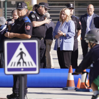 La vicealcaldesa, Inma Sanz, durante su visita al colegio Sagrada Familia para asistir a una formación sobre educación vial de Policía Municipal