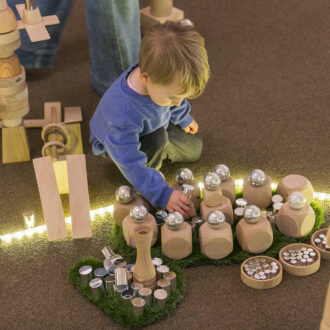 Un niño jugando con bloques de madera