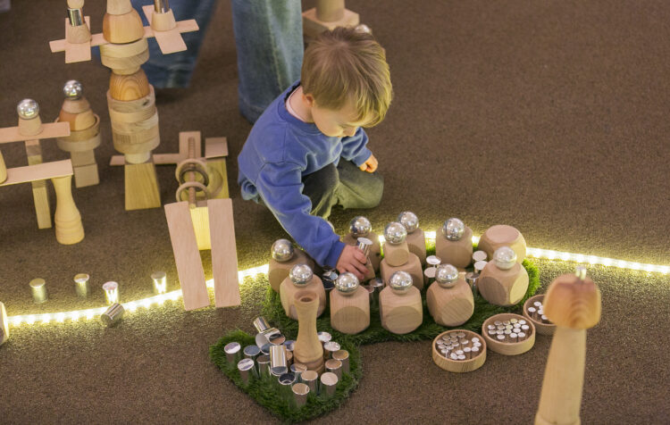 Un niño jugando con bloques de madera