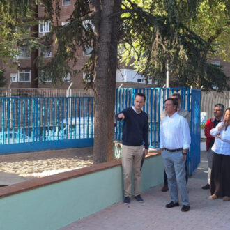 El concejal de Fuencarral-El Pardo, José Antonio Martínez Páramo, en la visita a la finalización de las obras del CEIP Cardenal Herrera Oria en uno de los patios del centro con personal del mismo y de la junta municipal