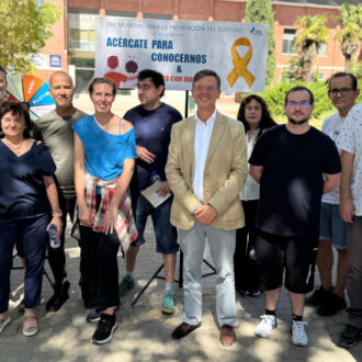 El concejal de Fuencarral-El Pardo, José Antonio Martínez Páramo, en la jornada para concienciar sobre la prevención del suicidio, junto a profesionales de Madrid Salud de centros del distrito en la carpa especial informativa