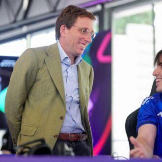 Almeida recibe a los equipos finalistas de la gran final europea del videojuego League of Legends