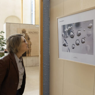 Rivera de la Cruz observa la fotografía ganadora, 'Día de lluvia' de Silvia Llorente