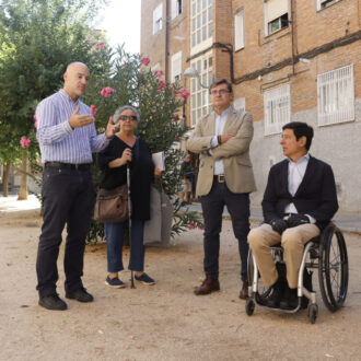 El delegado de Políticas de Vivienda, Álvaro González, acompañado del concejal de Moncloa-Aravaca, Borja Fanjul, durante su visita a la Colonia de Valdezarza, que será objeto de remodelaciones gracias al Plan Regenera