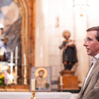 El alcalde de Madrid, José Luis Martínez-Almeida, durante su visita a la Capilla de la Cuadra de San Isidro