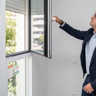 El delegado de Políticas de Vivienda, Álvaro González, durante su visita a la promoción de EMVS Madrid Cañaveral 9