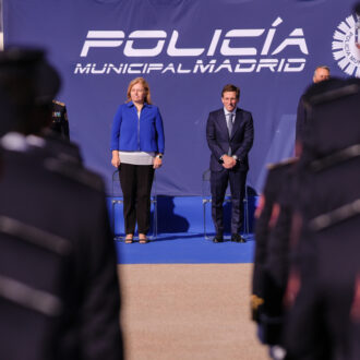 El alcalde de Madrid, José Luis Martínez-Almeida, y la vicealcaldesa y delegada de Seguridad y Emergencias, Inma Sanz, durante el acto de entrega de despachos a 134 policías municipales