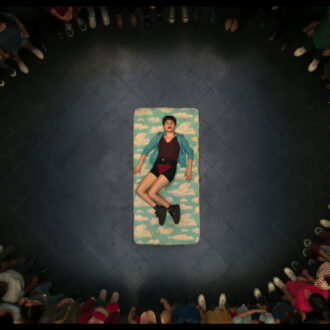 Mujer joven tumbada en el suelo, desde una perspectiva vista hacia arriba, una de las actuaciones del FIVER