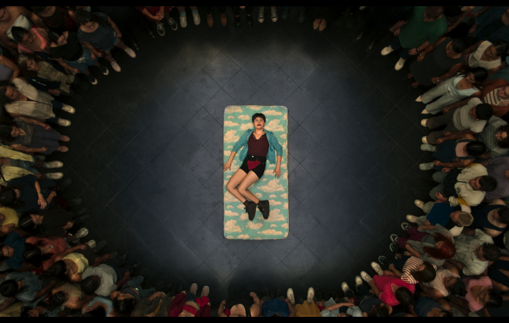 Mujer joven tumbada en el suelo, desde una perspectiva vista hacia arriba, una de las actuaciones del FIVER