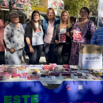 grupo de personas en la acto de sensibilización en el marco del Día Internacional contra la Explotación Sexual y Trata de Personas