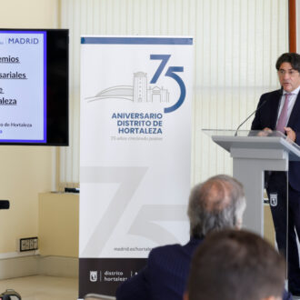Hombre de mediana edad hablando sobre un atril en los II Premios Empresariales de Hortaleza