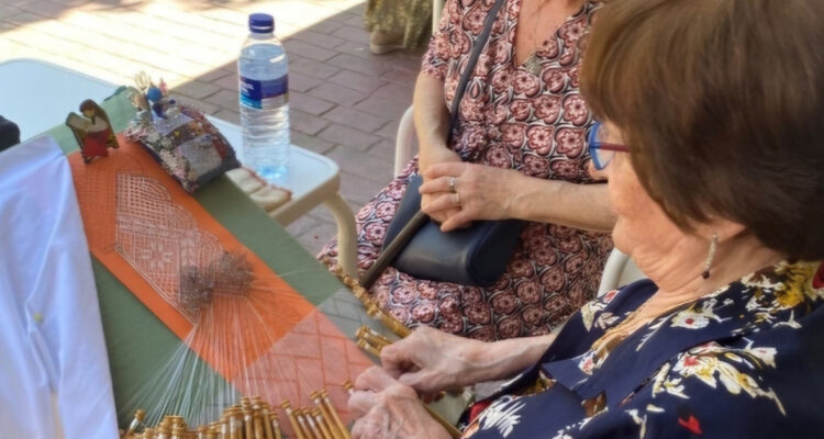 mujer tejiendo en un taller del CMM de Ciudad Lineal