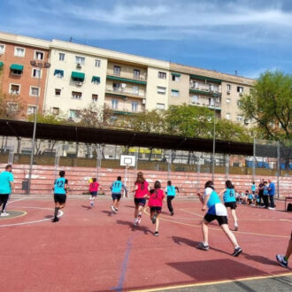 grupo de personas jugando al baloncesto en la Semana del Deporte