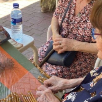mujer tejiendo en un taller del CMM de Ciudad Lineal