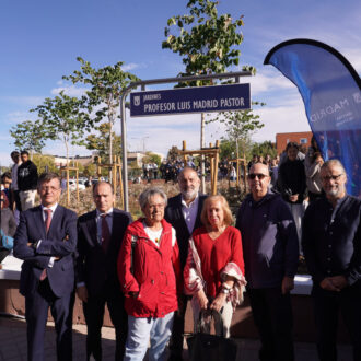 grupo de personas con la placa que da nombre a los jardines de Luis Madrid Pastor