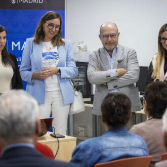 El delegado de Políticas Sociales, Familia e Igualdad y la concejala de Usera, Sonia Cea, en el Centro Municipal de Mayores Loyola de Palacio