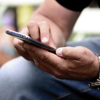 Un móvil basta para efectuar pagos vía Bizum, un sistema admitido por el Ayuntamiento de Madrid