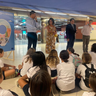 El concejal de Hortaleza, David Pérez, junto a varios estudiantes en la estación de metro de Pinar de Chamartín