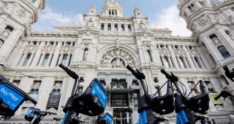Imagen de archivo de bicimad frente al Palacio de Cibeles