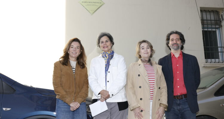 Acto de descubrimiento de la placa homenaje a María Moliner en su casa de Tetuán