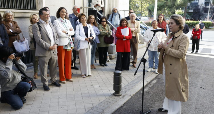 Acto de descubrimiento de la placa homenaje a María Moliner en su casa de Tetuán