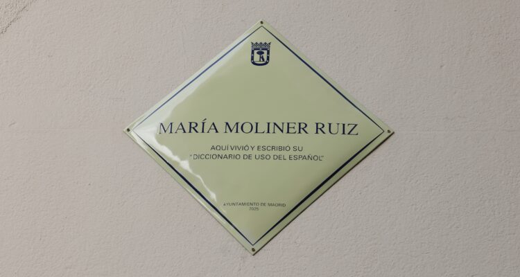 Acto de descubrimiento de la placa homenaje a María Moliner en su casa de Tetuán