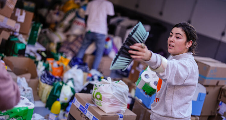 Detalle de acción de voluntariado en Madrid. Imagen de archivo