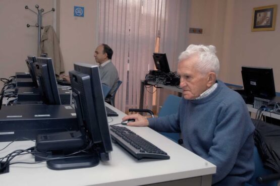 persona mayor delante de un ordenador