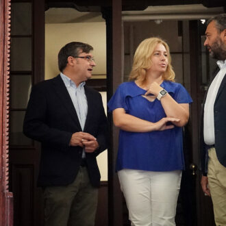 La vicealcaldesa, Inma Sanz, el delegado de Políticas de Vivienda, Álvaro González, y el concejal de Centro, Carlos Segura, visitan la actuación del Plan Rehabilita en un edificio protegido de la calle de Atocha