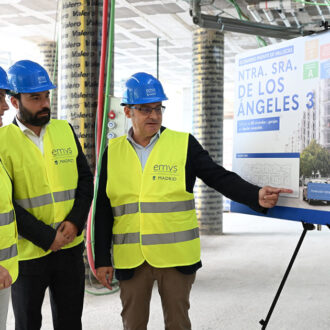 El delegado de Políticas de Vivienda, Álvaro González, acompañado del concejal de Puente de Vallecas, Ángel Niño, durante su visita a la promoción Nuestra Señora de los Ángeles 3