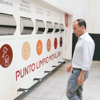 El delegado de Urbanismo, Medio Ambiente y Movilidad, Borja Carabante, acompañado del concejal delegado de Limpieza y zonas Verdes, José Antonio Martínez Páramo, durante su visita a un Centro de Reutilización de Residuos en Villaverde