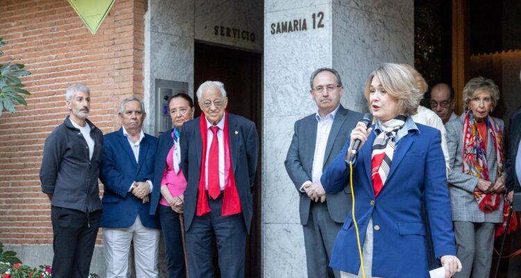 Rivera de la Cruz descubre una placa en homenaje a Lina Morgan en la casa donde vivió sus últimos años