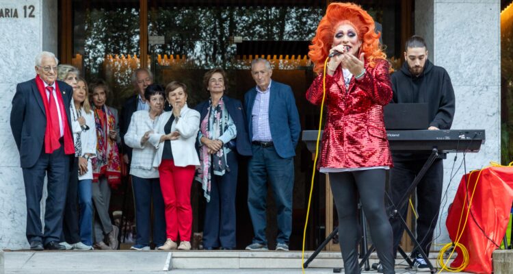 Rivera de la Cruz descubre una placa en homenaje a Lina Morgan en la casa donde vivió sus últimos años