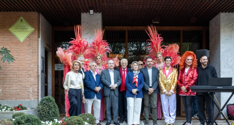Rivera de la Cruz descubre una placa en homenaje a Lina Morgan en la casa donde vivió sus últimos años